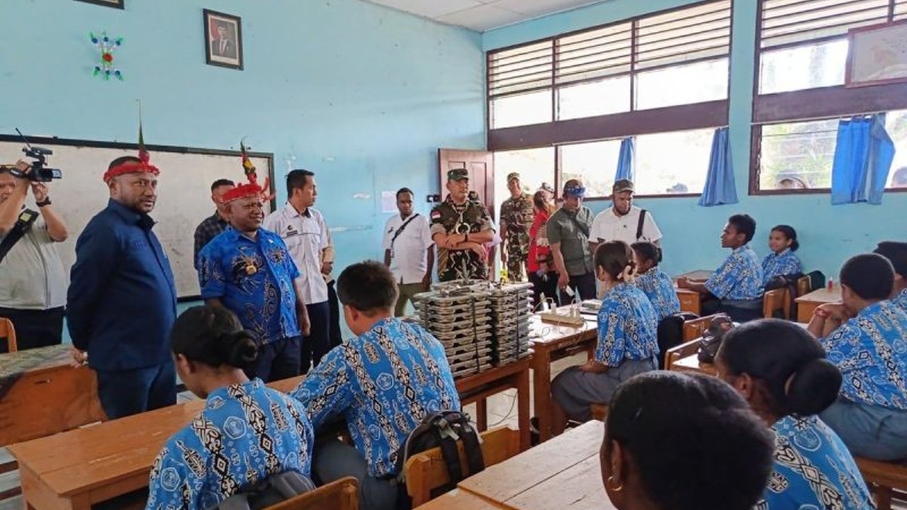 Komisi XIII DPR RI mendesak percepatan implementasi Program Makan Bergizi Gratis Papua di wilayah 3T, memastikan seluruh anak di pedalaman mendapatkan asupan gizi optimal.