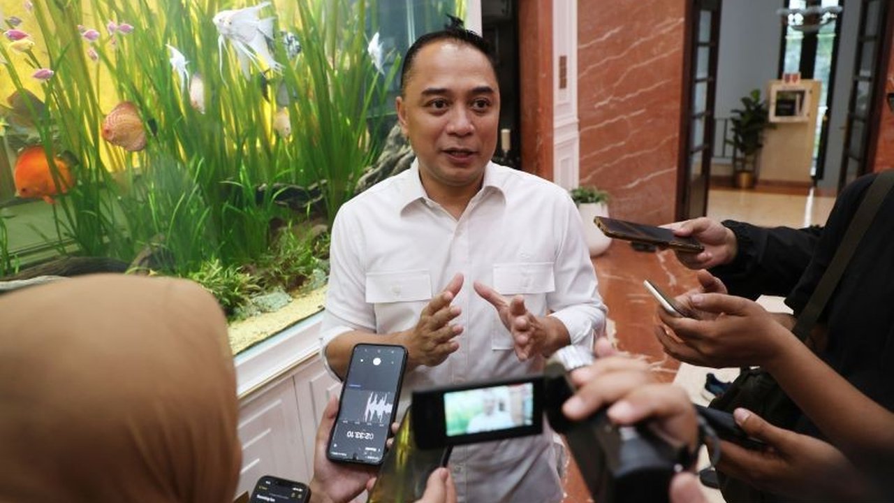 Pemkot Surabaya memutuskan mengganti perayaan meriah malam pergantian tahun dengan doa bersama tahun baru Surabaya sebagai bentuk keprihatinan atas bencana di Sumatra. Simak alasannya.