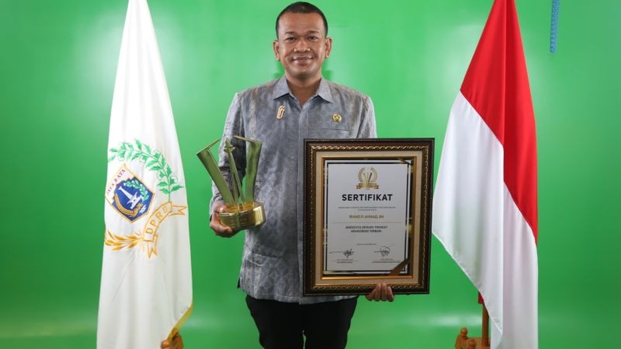 Anggota DPRD DKI Jakarta, Riano P Ahmad, berhasil meraih Penghargaan Riano DPRD DKI kategori kehadiran terbaik dalam ajang BK Award 2025, menunjukkan komitmennya pada tugas kedewanan.