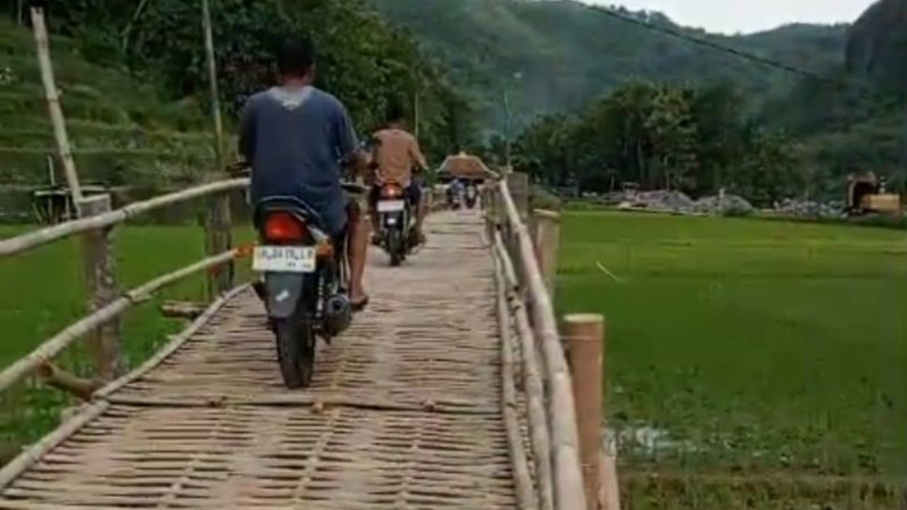 Pemerintah Kabupaten Bantul membangun jembatan darurat bambu di Sriharjo, Imogiri, untuk memulihkan perekonomian UMKM dan mobilitas warga pasca-longsor.