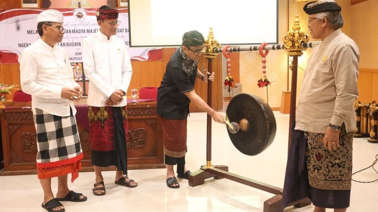 Wali Kota Denpasar I Gusti Ngurah Jaya Negara mendorong desa adat mengelola sampah secara mandiri melalui inovasi Teba Modern. Simak bagaimana sistem ini bekerja dan dampaknya!