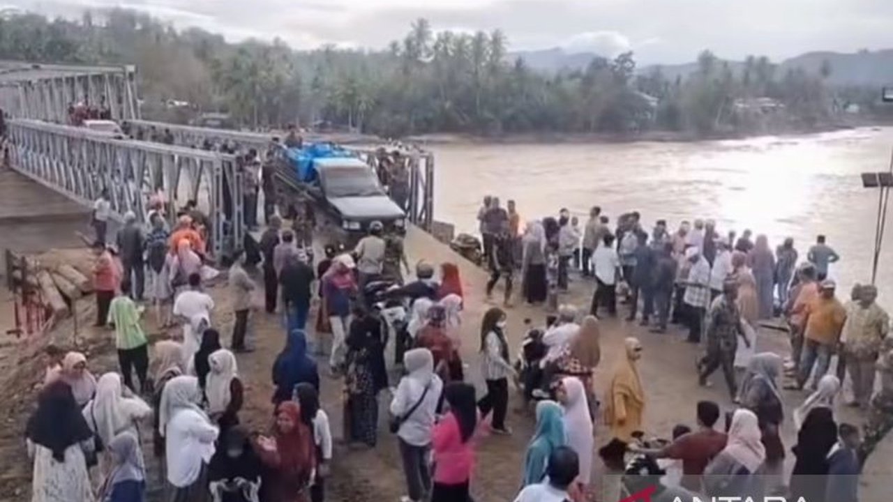 Akses vital Bireuen-Aceh Tengah kembali normal! Jembatan Bailey yang dibangun TNI AD berhasil menyambungkan jalur setelah putus akibat banjir bandang, memastikan mobilitas warga pulih.