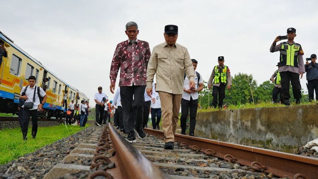 Menteri Perhubungan Dudy Purwagandhi memastikan kesiapan transportasi Jateng jelang Natal dan Tahun Baru 2025/2026, mengingat prediksi lonjakan pergerakan masyarakat yang tinggi ke wilayah tersebut.