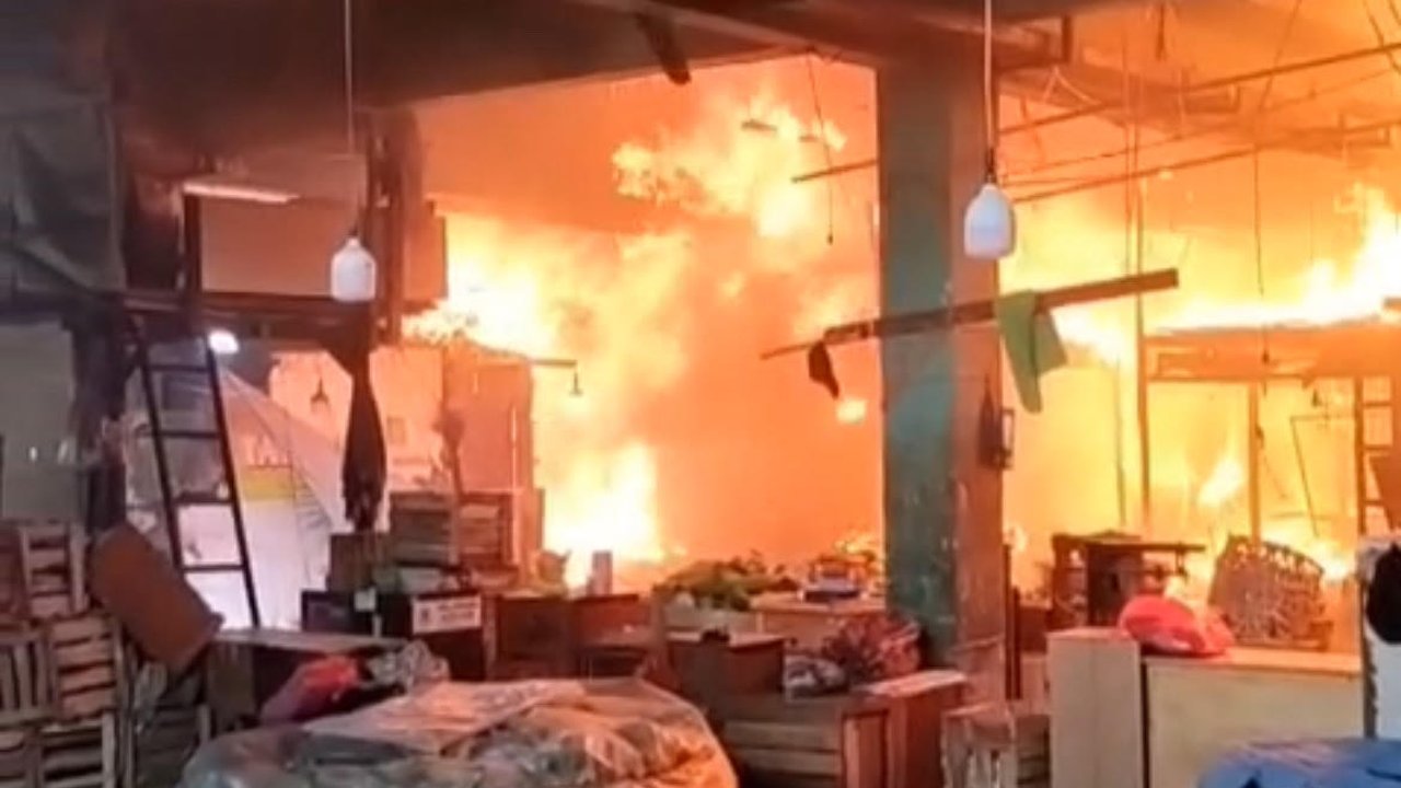 Kebakaran Hari Ini di Pasar Induk Kramat Jati (Foto: Winda Nelfira/Liputan6.com)