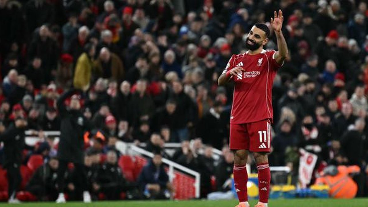 Penyerang Liverpool, Mohamed Salah, menyapa penggemar di Anfield usai laga antara Liverpool melawan Brighton and Hove Albion pada lanjutan Premier League 2025/2026, Sabtu (13/12/2025) malam W