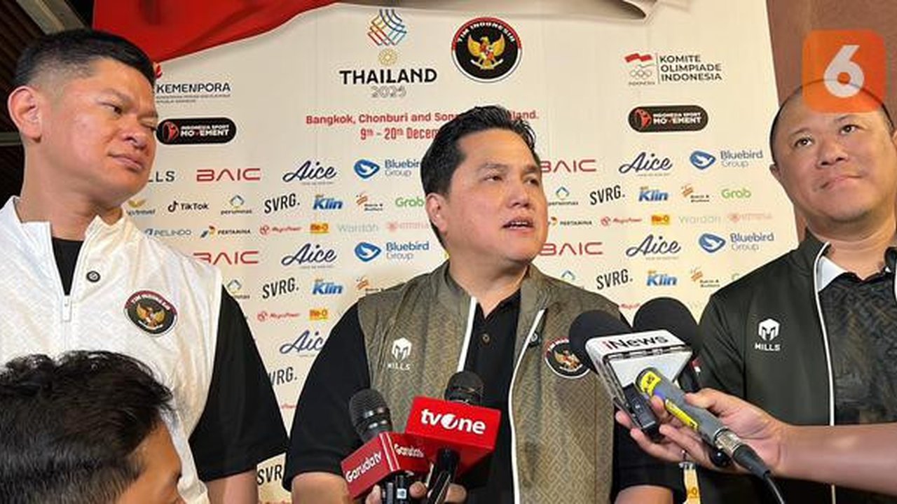 Menteri Pemuda dan Olahraga (Menpora) RI, Erick Thohir, menggelar sesi wawancara dengan wartawan bersama Ketua NOC Indonesia, Raja Sapta Oktohari, dan Chef de Mission (CdM) Tim Indonesia dala