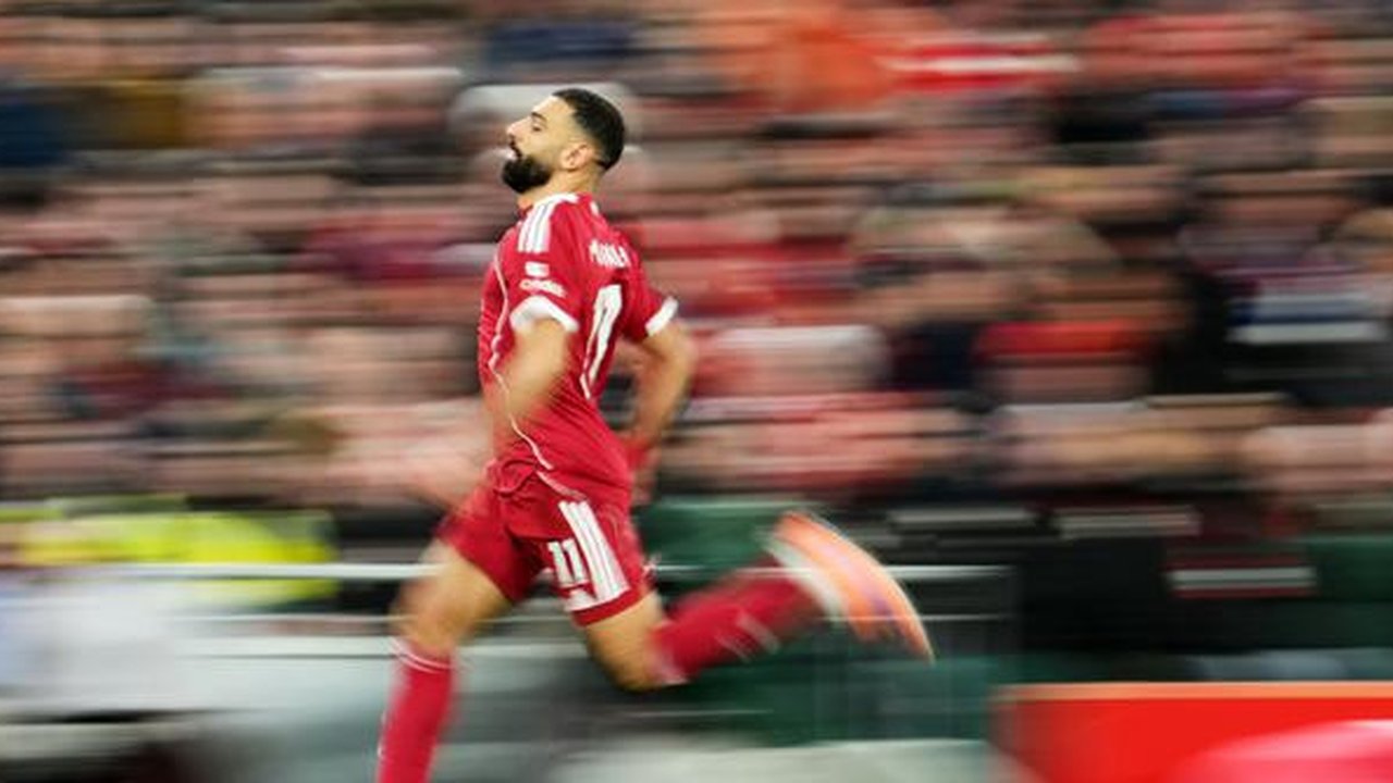 Aksi Mohamed Salah di laga Liverpool vs Brighton di pekan ke-16 Liga Inggris 2025/2026 di Anfield, Sabtu (13/12/2025). (AP Photo/Jon Super)
