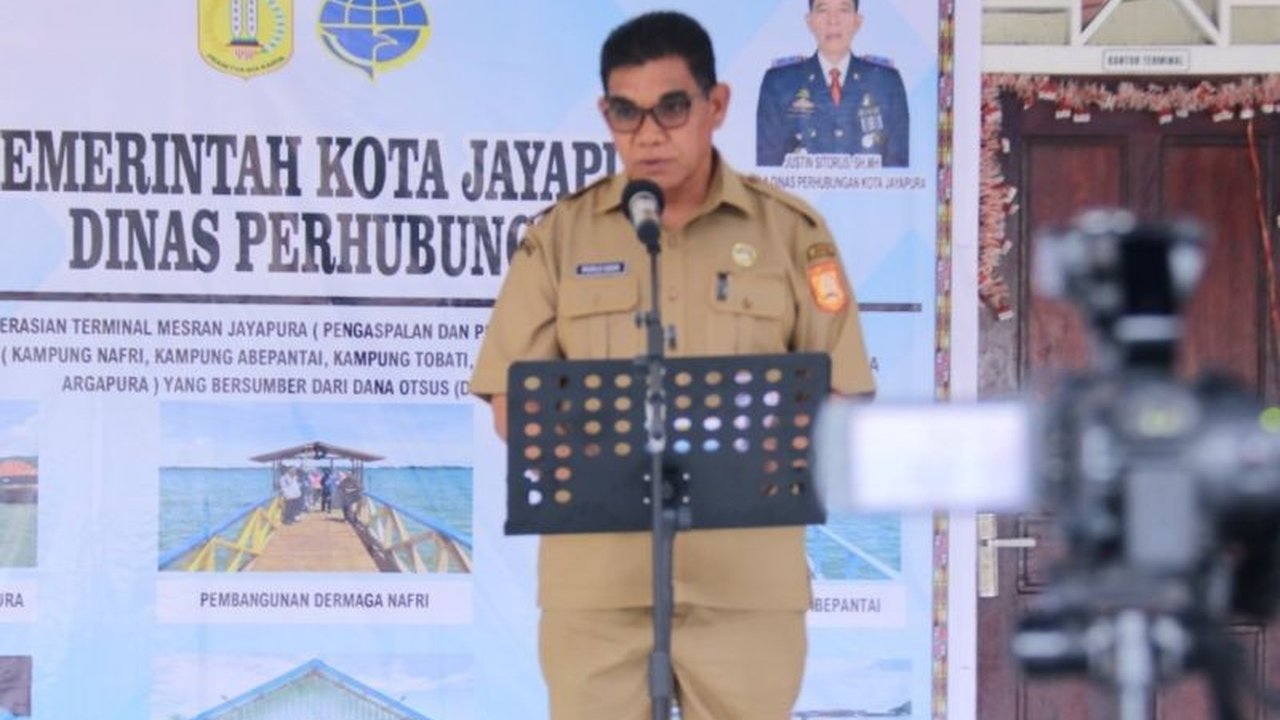 Pemerintah Kota Jayapura serius meningkatkan layanan transportasi darat dan laut dengan merenovasi Terminal Mesran serta membangun lima dermaga baru. Langkah ini bertujuan untuk mengoptimalkan konektivitas dan mendukung perekonomian lokal.