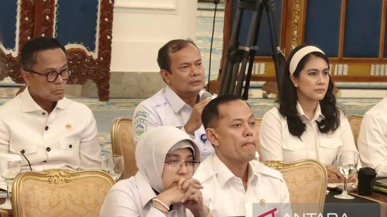 BMKG melaporkan adanya tiga siklon yang mengepung Indonesia, termasuk Siklon Bakung yang berpotensi memicu cuaca ekstrem, sehingga masyarakat diimbau tetap tenang dan waspada.
