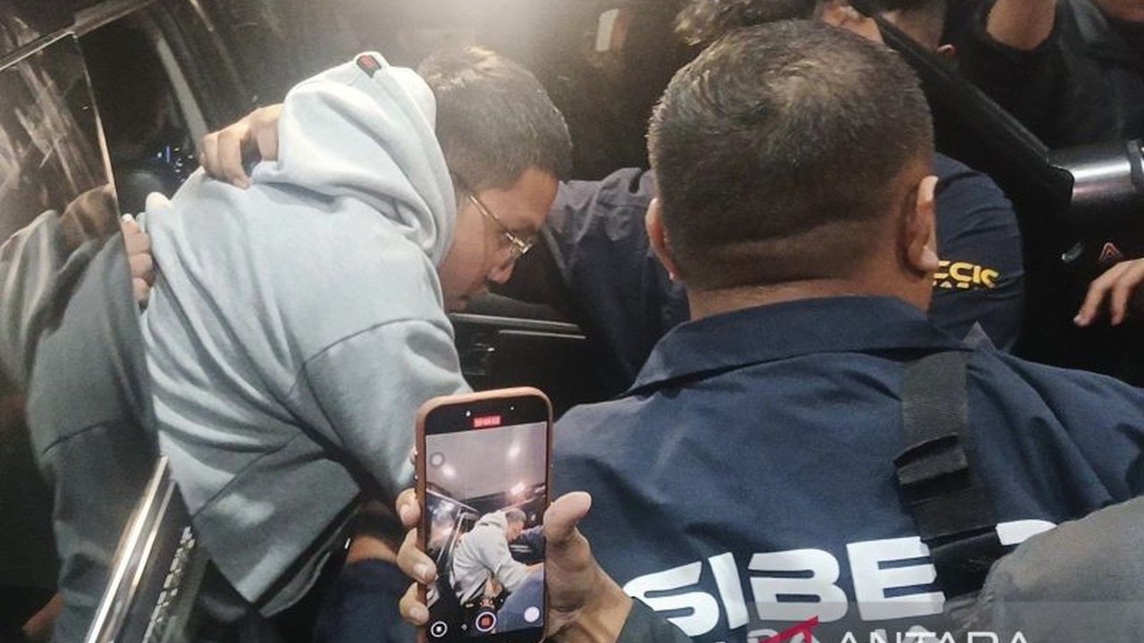 YouTuber Adimas Firdaus, dikenal sebagai Resbob, telah tiba di Mapolda Jabar untuk menjalani pemeriksaan terkait kasus dugaan ujaran kebencian. Kontennya memicu kegaduhan.