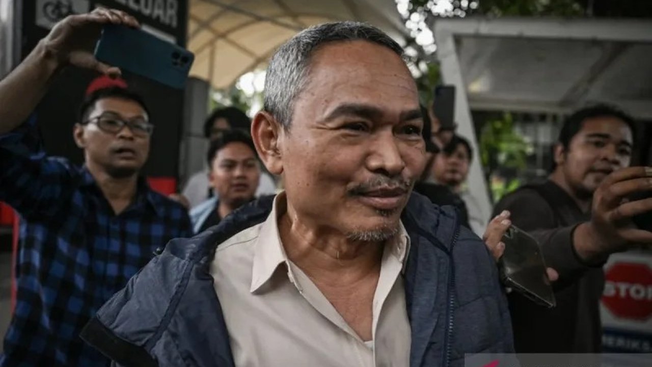 KPK menyita 25 aset milik Satori senilai Rp10 miliar di Cirebon. Penyitaan ini terkait kasus dugaan korupsi CSR BI-OJK yang sedang diselidiki, menimbulkan pertanyaan tentang detail aset yang disita.
