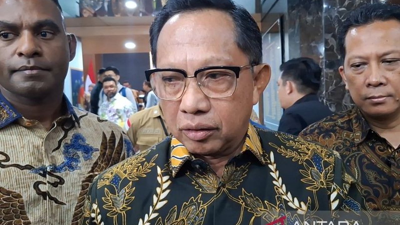 Menteri Dalam Negeri Tito Karnavian menyampaikan laporan terkini mengenai pemulihan pascabencana Sumatera kepada Presiden, merinci bantuan pusat, solidaritas daerah, dan langkah relokasi yang diambil. Simak detail penanganannya!