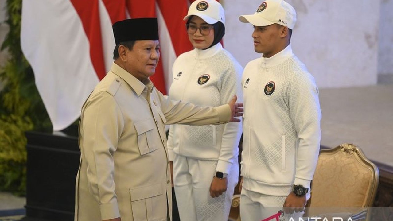 Lifter kebanggaan Indonesia, Rizki Juniansyah, berhasil pecahkan dua rekor dunia sekaligus di kategori 79 kg putra pada SEA Games 2025, Chonburi, Thailand. Simak detail prestasinya!