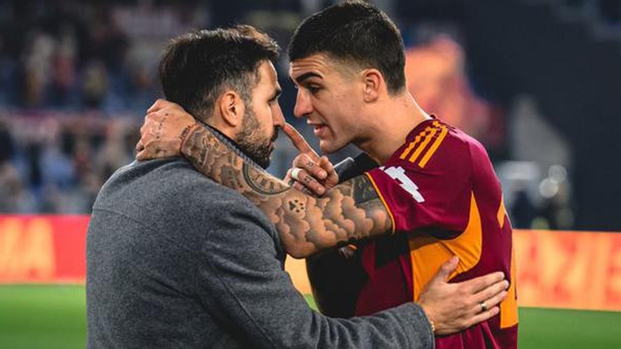 Gianluca Mancini tampak bersitegang dengan pelatih Como, Cesc Fabregas. Pada laga ini AS Roma menang dengan skor 1-0 atas Como di Liga Italia. (AFP)