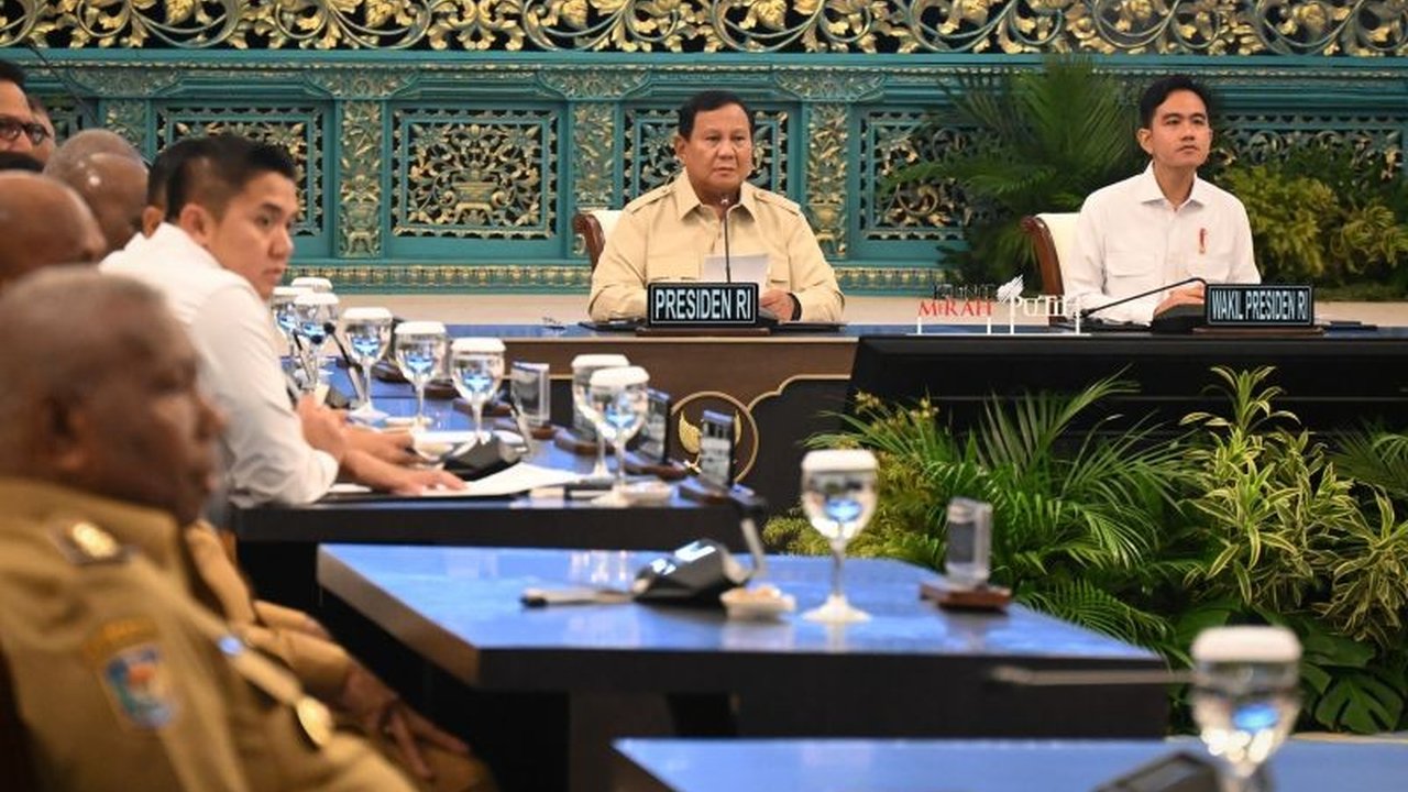 Presiden Prabowo Subianto dan Wapres Gibran Rakabuming Raka mengarahkan kepala daerah se-Papua untuk fokus pada percepatan pembangunan Papua, terutama swasembada pangan dan energi.