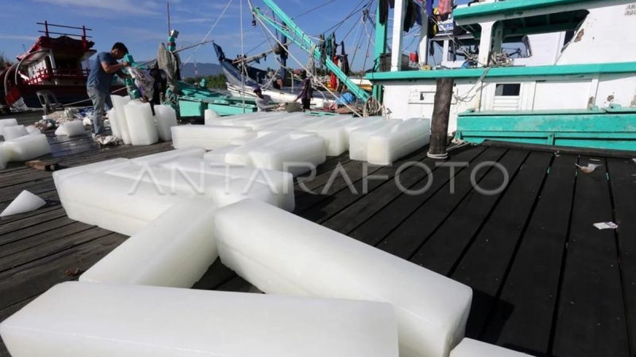 Krisis listrik pascabencana hidrometeorologi memicu lonjakan harga es batangan Aceh Barat Daya hingga tiga kali lipat, menambah beban berat nelayan dan UMKM.