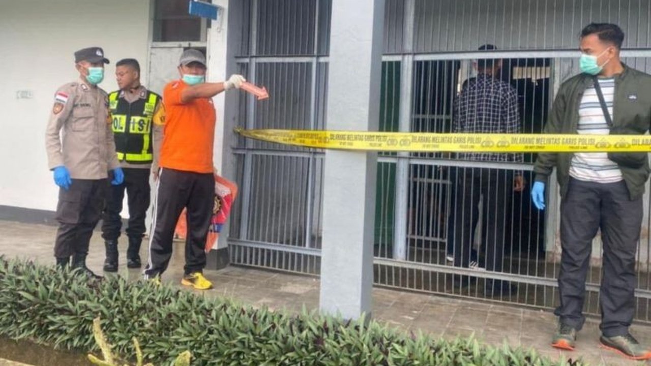 Seorang narapidana ditemukan meninggal dunia di Lapas Kelas IIB Ruteng, Manggarai. Kasus Napi Meninggal Lapas Ruteng ini diduga bunuh diri dan tidak ditemukan tanda kekerasan.