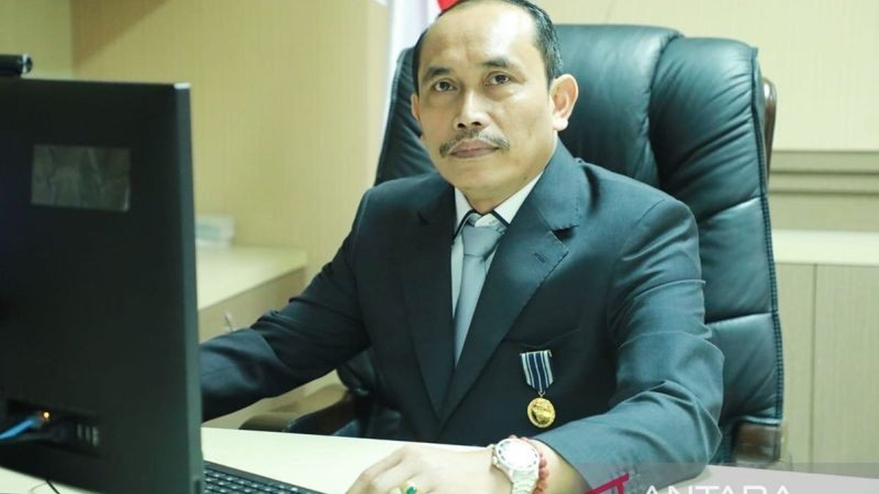 Inspektur Jenderal Kemenaker Roni Dwi Susanto tidak memenuhi panggilan KPK terkait kasus dugaan pemerasan sertifikat K3, memperumit penyelidikan yang telah menyeret Wamenaker dan belasan tersangka lainnya.