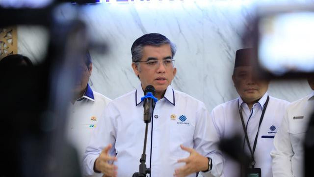 Menaker Yassierli saat memaparkan integrasi kanal Lapor Menaker dalam Rapat Kerja Itjen Kemnaker, Jakarta (11/11/2025). Kemnaker.