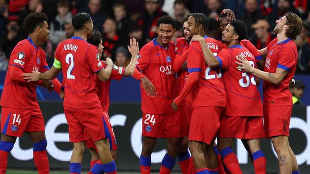 Pemain Paris Saint-Germain merayakan gol pembuka yang dicetak Willian Pacho saat matchday ketiga Liga Champions 2025/2026 melawan Bayer 04 Leverkusen di Stadion BayArena, Leverkusen, Jerman,