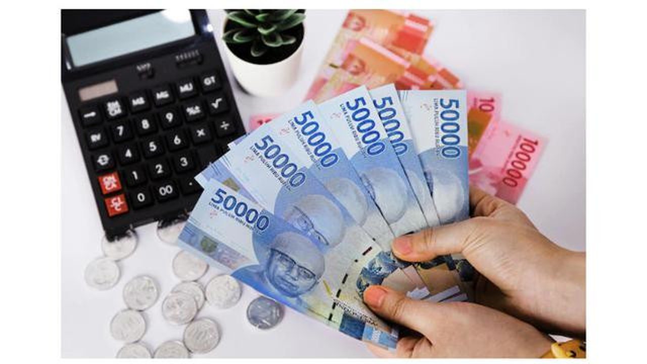 Ilustrasi upah minimum provinsi (UMP). Foto: Freepik/Skata