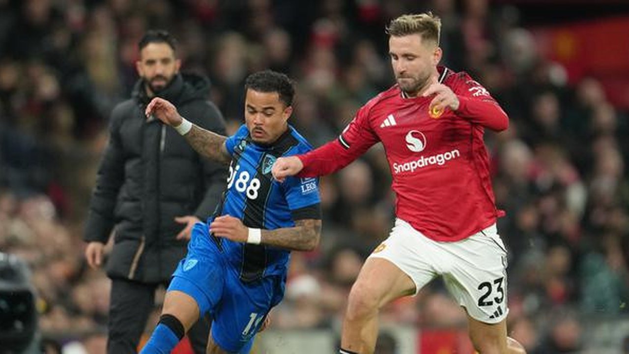 Luke Shaw berduel dengan Justin Kluivert di laga Manchester United vs Bournemouth, Selasa (16/12/2025) (AP Photo/Jon Super)