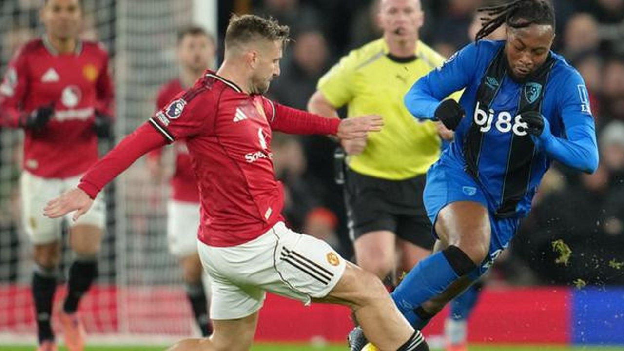 Pemain Manchester United, Luke Shaw, berusaha menghentikan pergerakan penyerang Bournemouth, Antoine Semenyo, dalam pertandingan pekan 16 Premier League 2025/2026 di Old Trafford, Selasa (16/