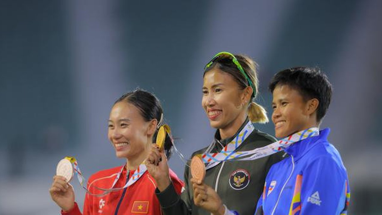 Diketahui, Emilia Nova terakhir kali meraih emas heptathlon pada 2017. Tampak dalam foto, atlet atletik Indonesia, Emilia Nova (tengah) usai prosesi pengalungan medali usai memenangi lomba da