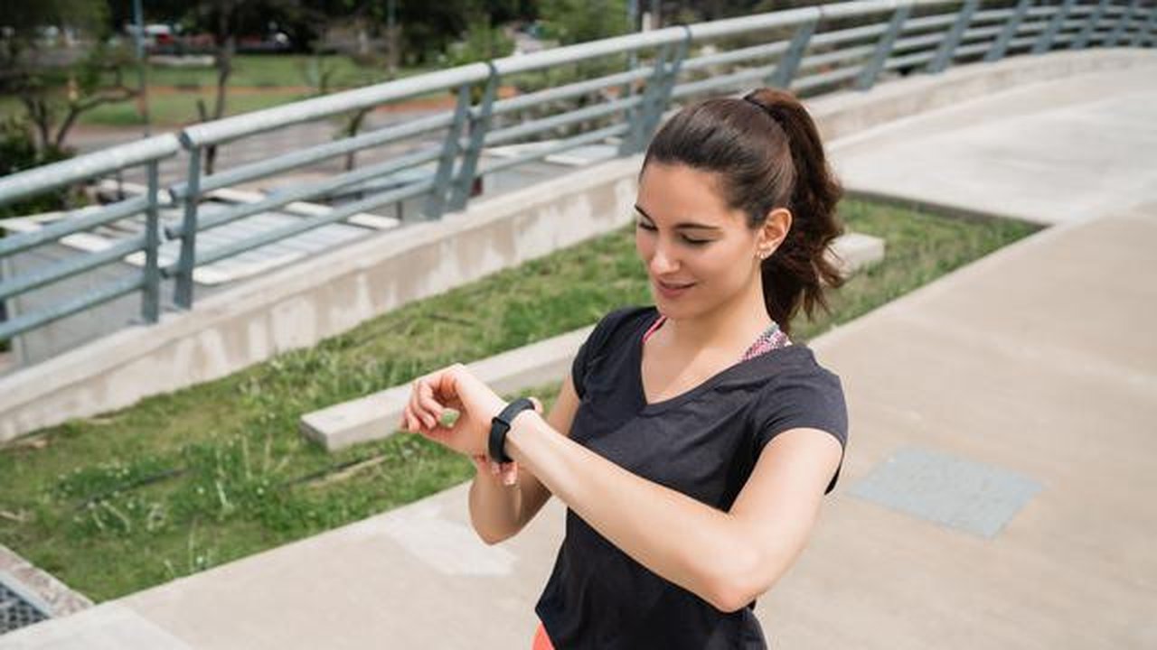 Jam lari, perlengkapan dengan reflektor, dan alat pemulihan otot seperti foam roller dapat membantu pelari pemula untuk menjadi lebih nyaman. [Dok/freepik.com]