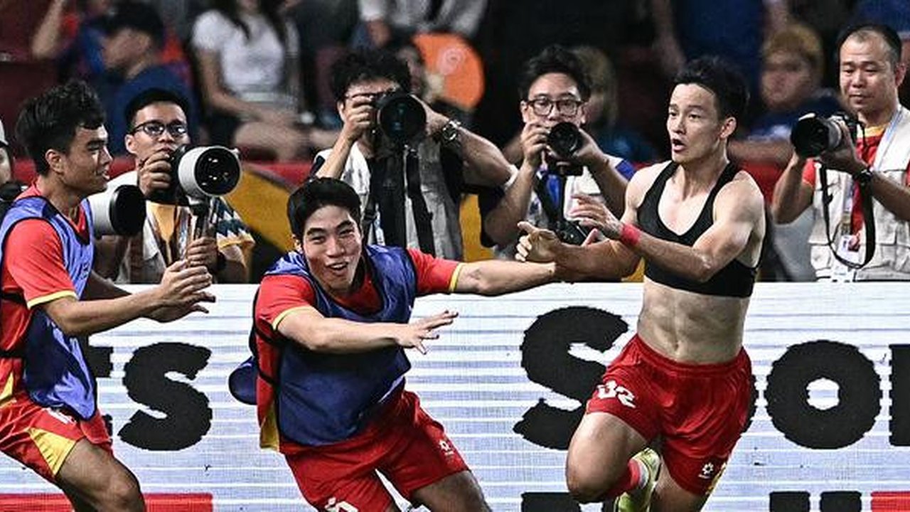 Selebrasi emosional pemain Phm Minh Phuc usai mencetak gol kemenangan Timnas Vietnam U-22 atas Timnas Thailand U-22 dalam laga final SEA Games 2025 di Stadion Rajamangala, Bangkok, Kamis (