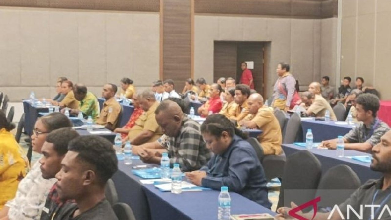 Pemerintah Kabupaten Biak Numfor memperketat validasi Jaminan Sosial OAP Biak Numfor untuk tenaga kerja rentan, memastikan bantuan tepat sasaran dan menyentuh kebutuhan warga asli Papua.