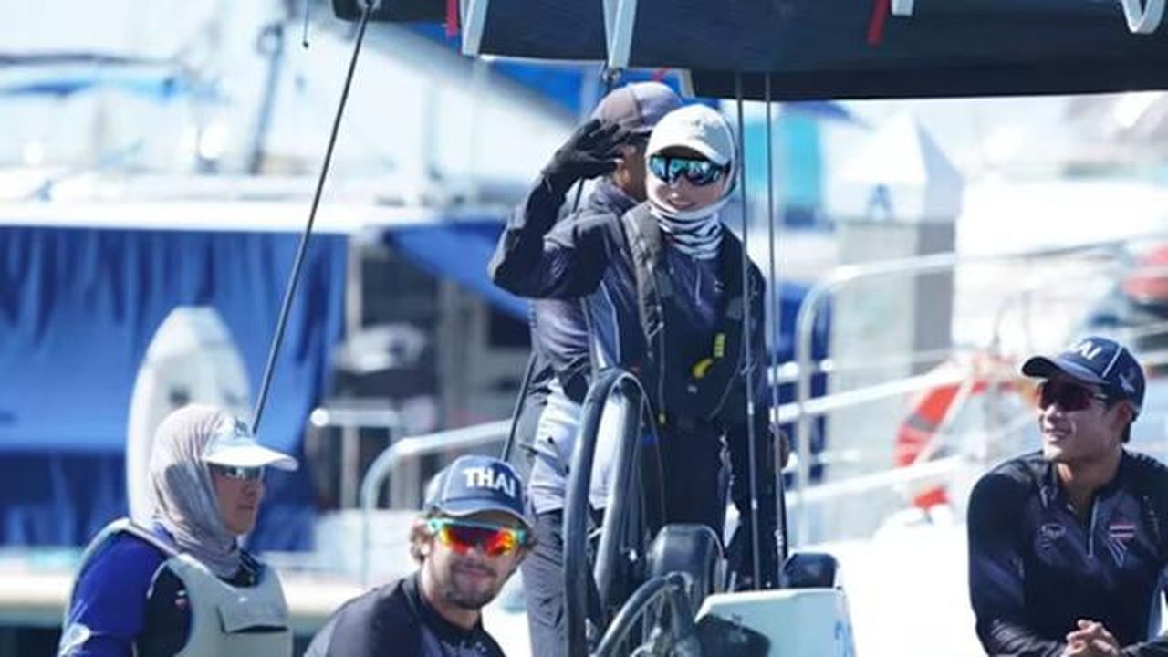 Ratu Suthida dari Thailand mengikuti kompetisi layar SSL47 pada SEA Games ke-33 di Ocean Marina Yacht Club Pattaya, Distrik Sattahip, Provinsi Chonburi, Thailand, Rabu (17/12/2025). (Dok. Bir