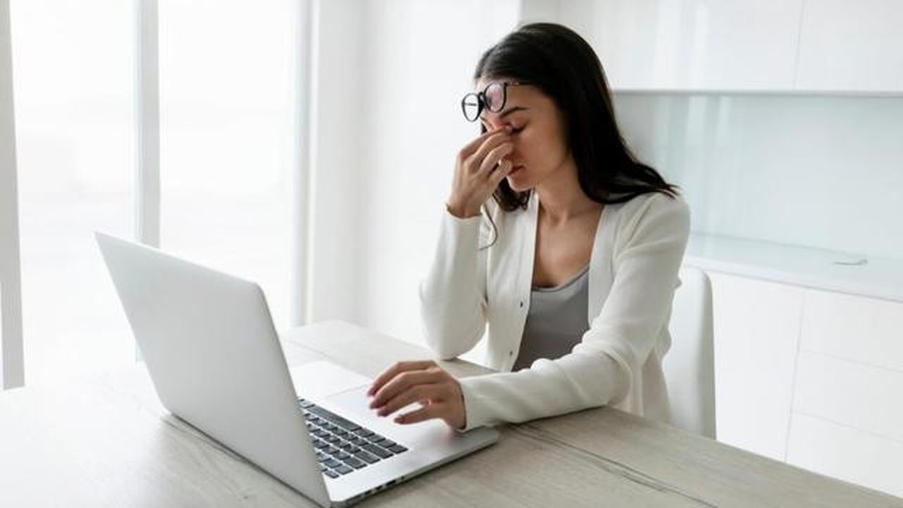 Wanita yang kelelahan bekerja di depan laptop (Foto dok : Freepik/freepik).
