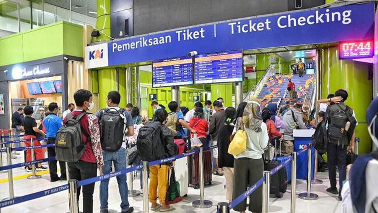 Suasana pemeriksaan tiket kereta api di Stasiun Gambir Jakarta Pusat. (Dok Kementerian Perhubungan)