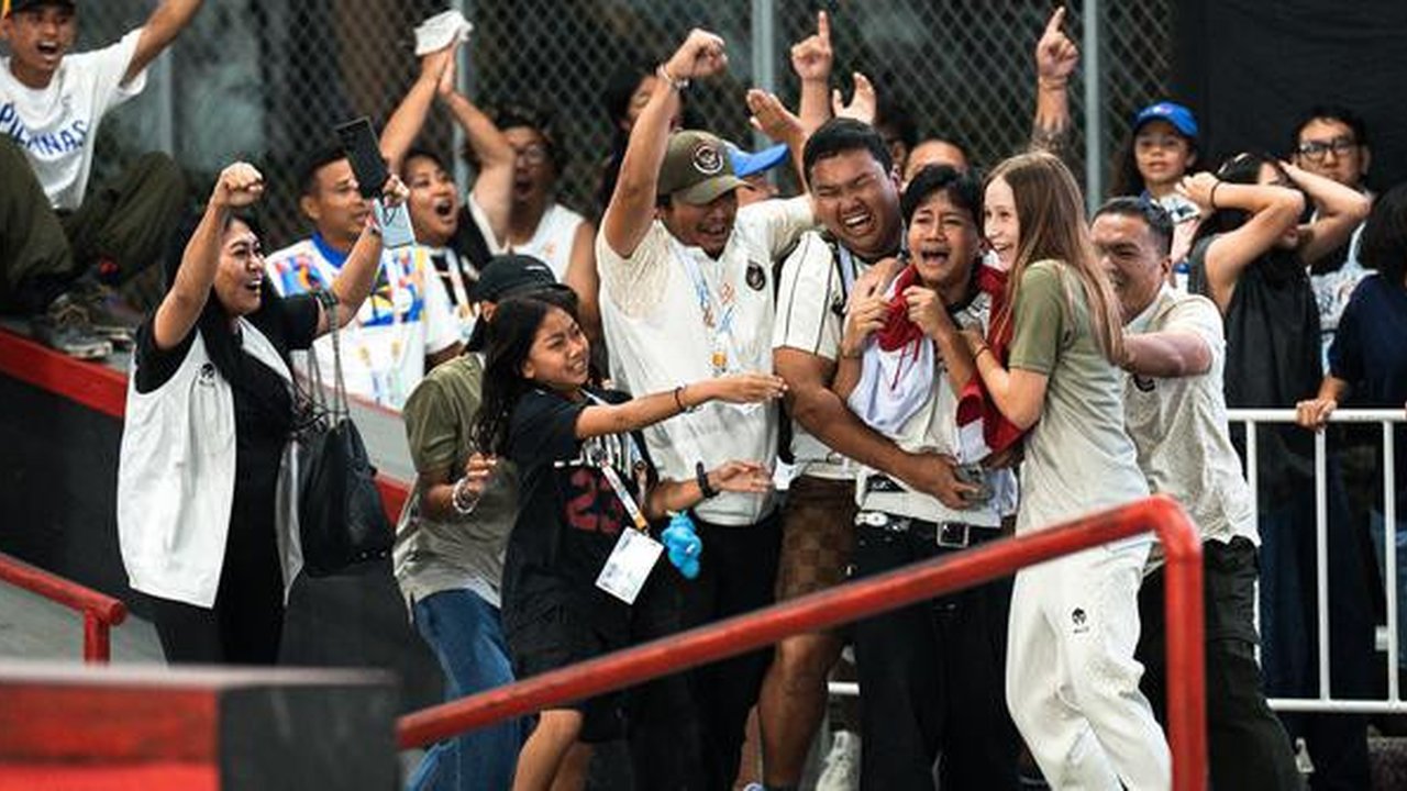 Basral Graito Hutomo merebut emas skateboard nomor men's street SEA Games 2025. Pelatih Malaysia Mariss Khan ikut merayakan kemenangannya. (AFP/Chanakarn Laosarakham)