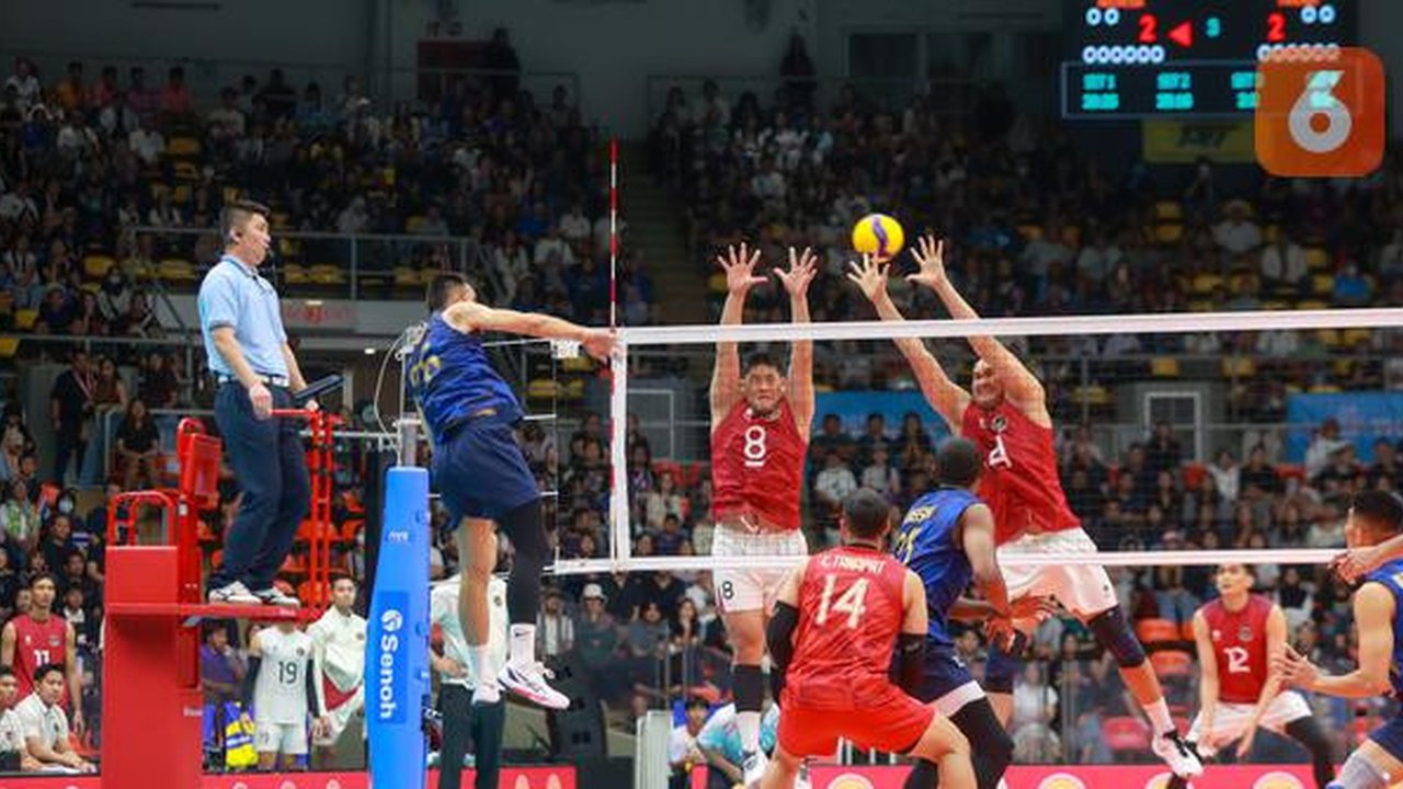 Dua blocker Indonesia coba menahan pukulan pemain Thailand pada final SEA Games 2025 cabang olahraga voli, Jumat (19/12/2025) malam WIB. (Bola.com/Bagaskara Lazuardi)