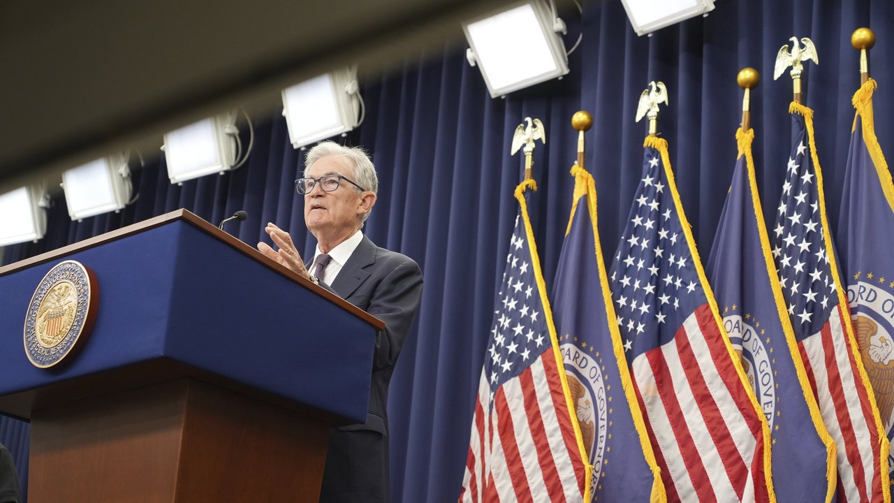 <p>Ketua Federal Reserve (The Fed) Jerome Powell berbicara dalam konferensi pers setelah rapat Komite Pasar Terbuka Federal (FOMC), Rabu, 17 September 2025, di Gedung Dewan Federal Reserve di Washington. (Foto AP/Jacquelyn Martin)</p>