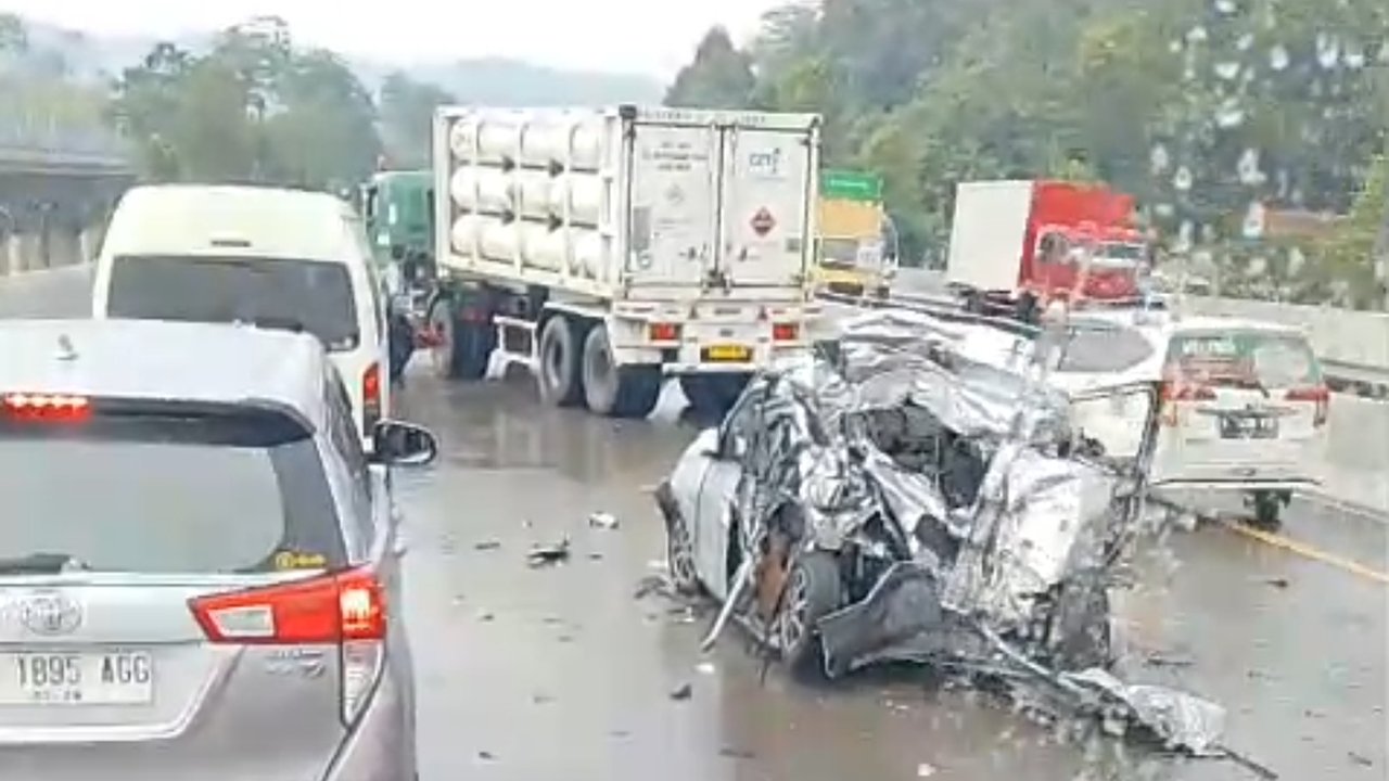Kecelakaan di Tol Cipularang KM 111 B: 9 Kendaraan Terlibat, 1 Tewas dan 5 Orang Luka