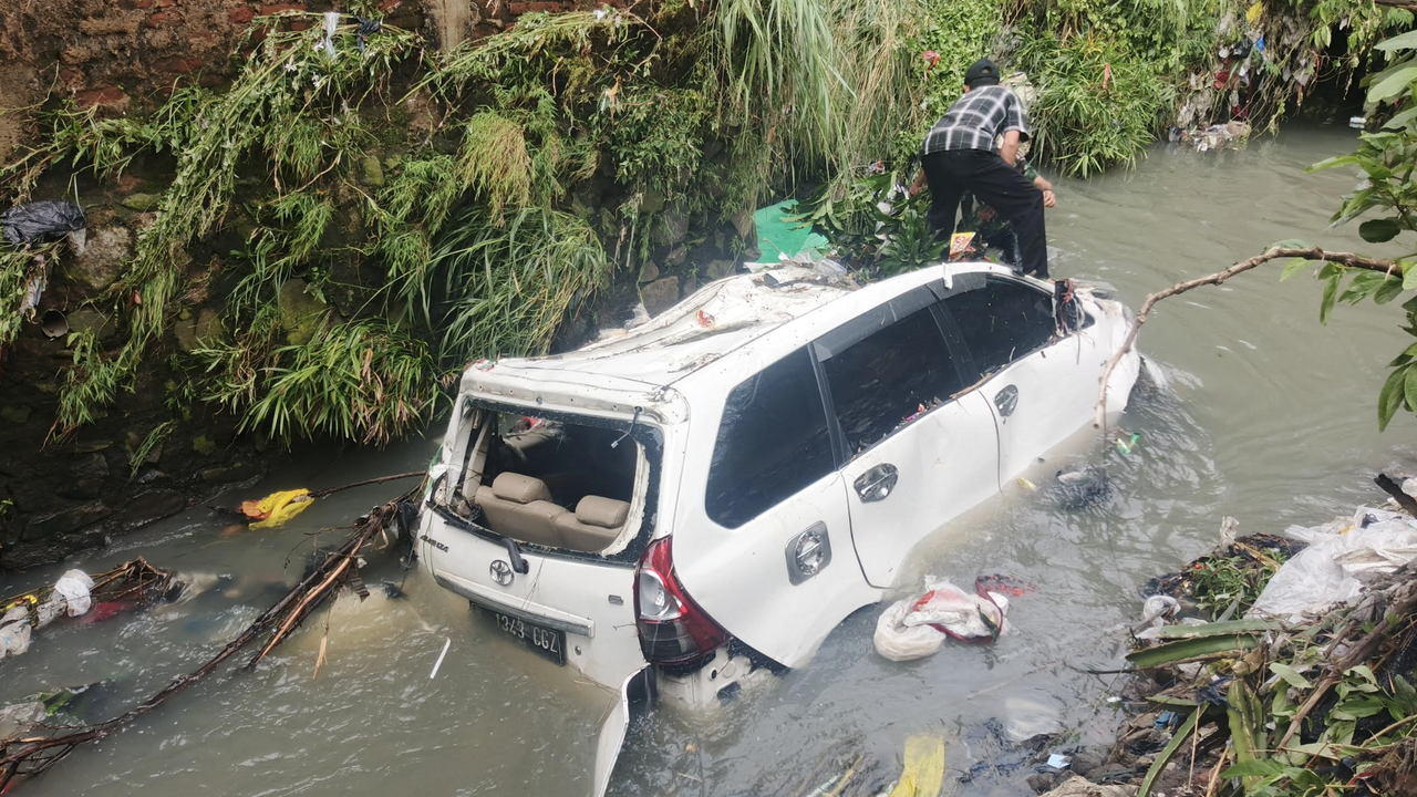 2 Mobil Terseret Banjir Anak Sungai Citarum, Saksi Ceritakan Momen Mencekam
