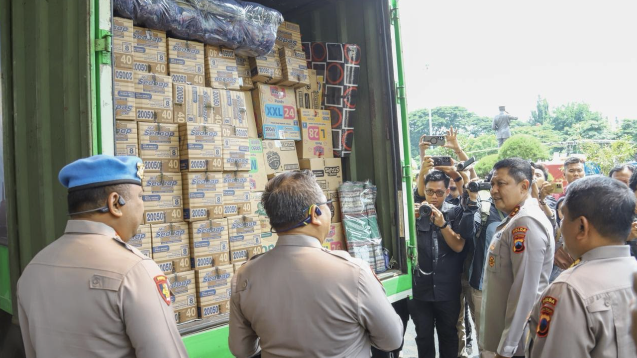 Polda Jateng Kirim 5 Truk Bantuan Logistik, Tenaga Medis, dan Uang Senilai Rp2,2 Miliar ke Korban Banjir Sumatra
