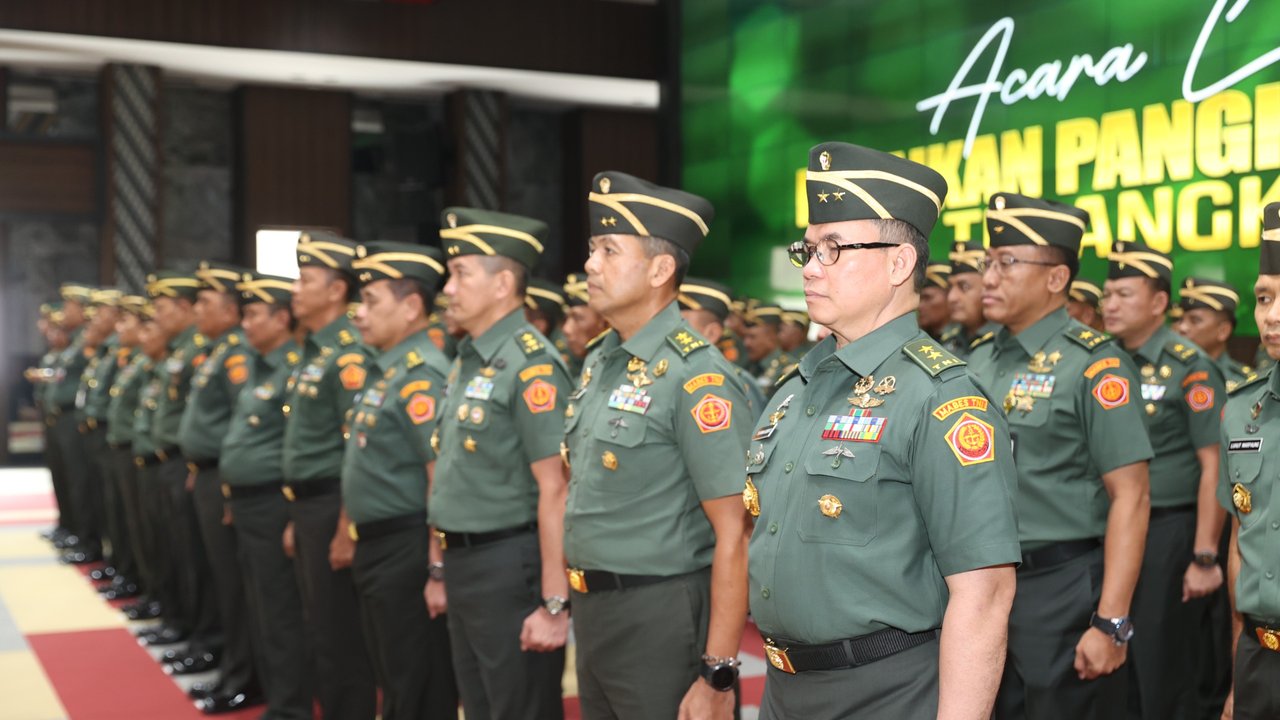 Kasad Jenderal TNI Maruli Simanjuntak menerima Laporan Kenaikan Pangkat 80 Perwira Tinggi (Pati) TNI AD di Markas Besar Angkatan Darat (Mabesad), Jakarta, Senin (1/12/2025).