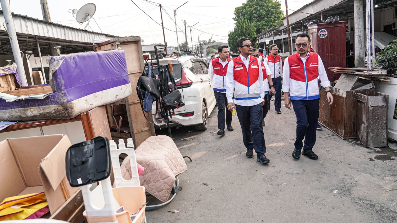 Bos Pertamina Patra Niaga Tinjau Pekerja dan Keluarga Terdampak Banjir di Medan