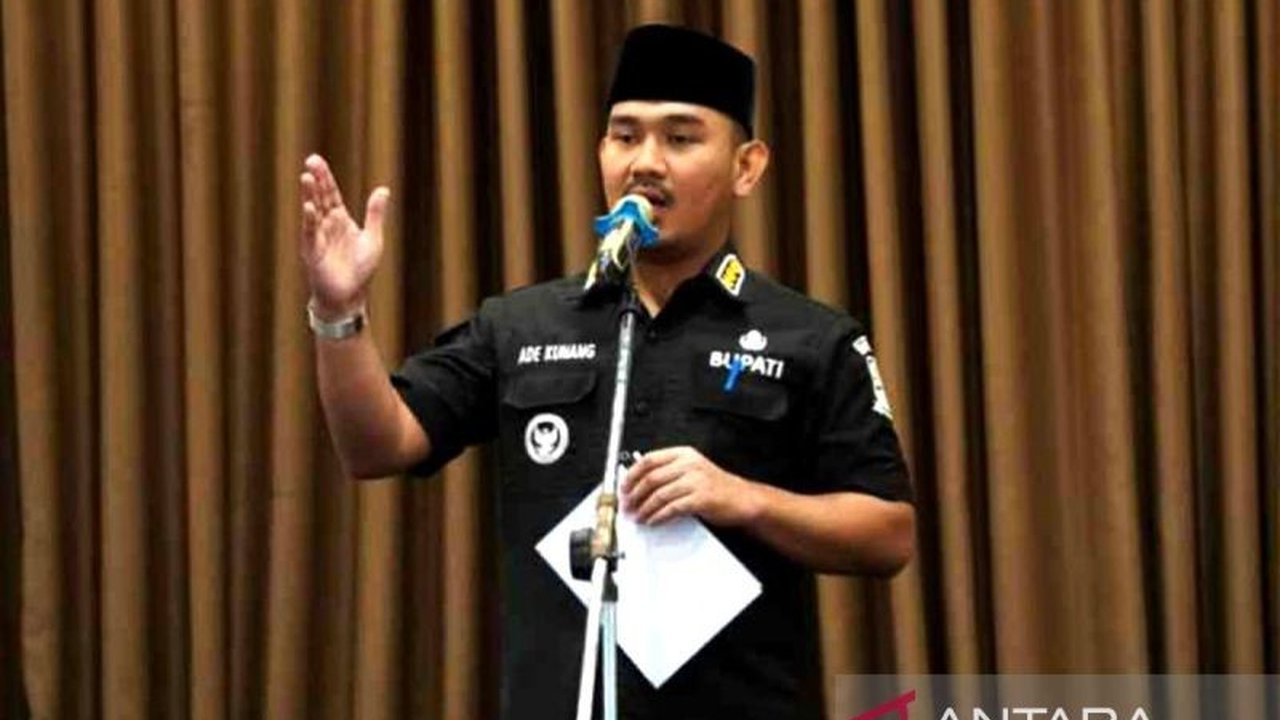 Komisi Pemberantasan Korupsi (KPK) menduga Bupati Bekasi Ade Kuswara Kunang menerima suap dan penerimaan lain senilai total Rp14,2 miliar, memicu penyelidikan mendalam.