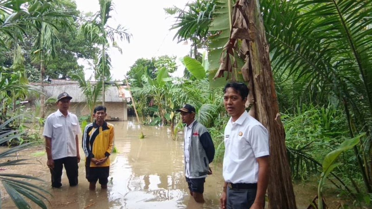 Meningkatnya intensitas hujan memicu potensi banjir dan tanah longsor di OKU Timur. BPBD mengimbau masyarakat pesisir Sungai Komering waspada demi keselamatan.