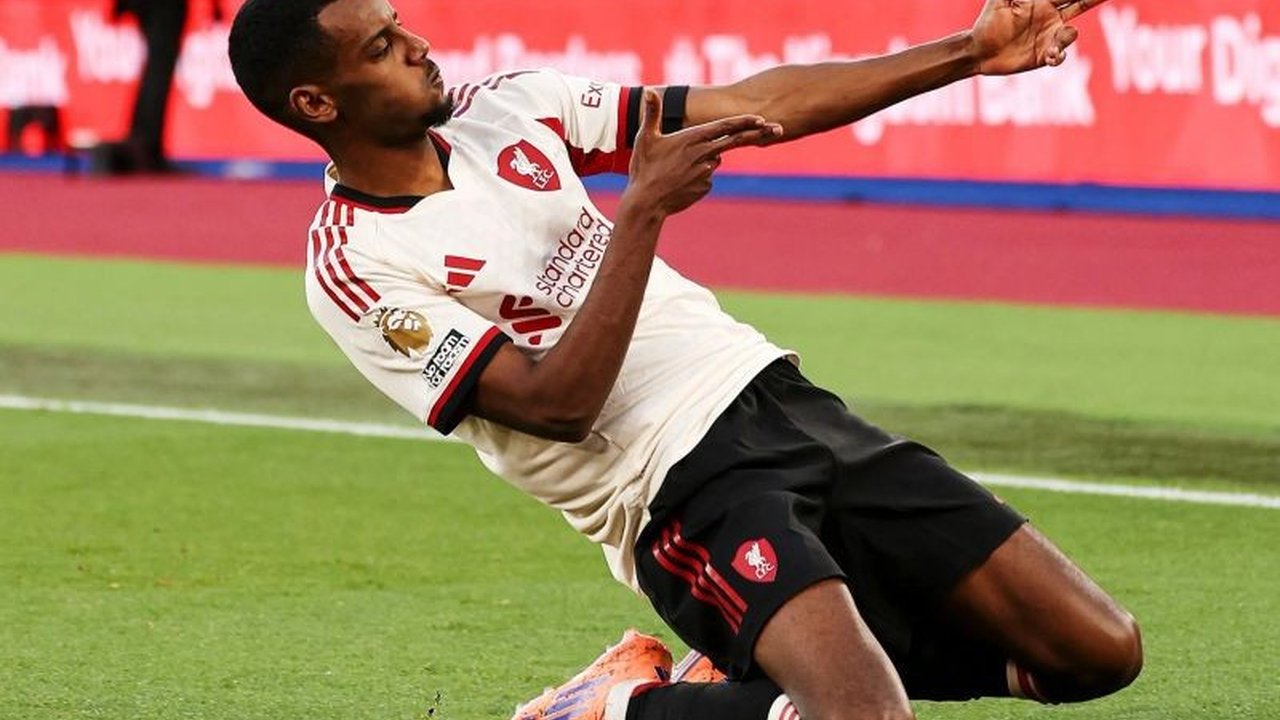 Penyerang Swedia, Alexander Isak, secara terbuka mengakui belum memahami penyebab performanya yang merosot di Liverpool, namun tetap optimistis mampu bangkit.