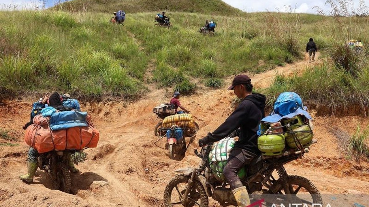 Penantian panjang warga Luwu Utara selama dua dekade berakhir, Perbaikan Jalan Luwu Utara di ruas Baliase-Pombakka kini tuntas diaspal, membuka akses vital bagi empat desa.
