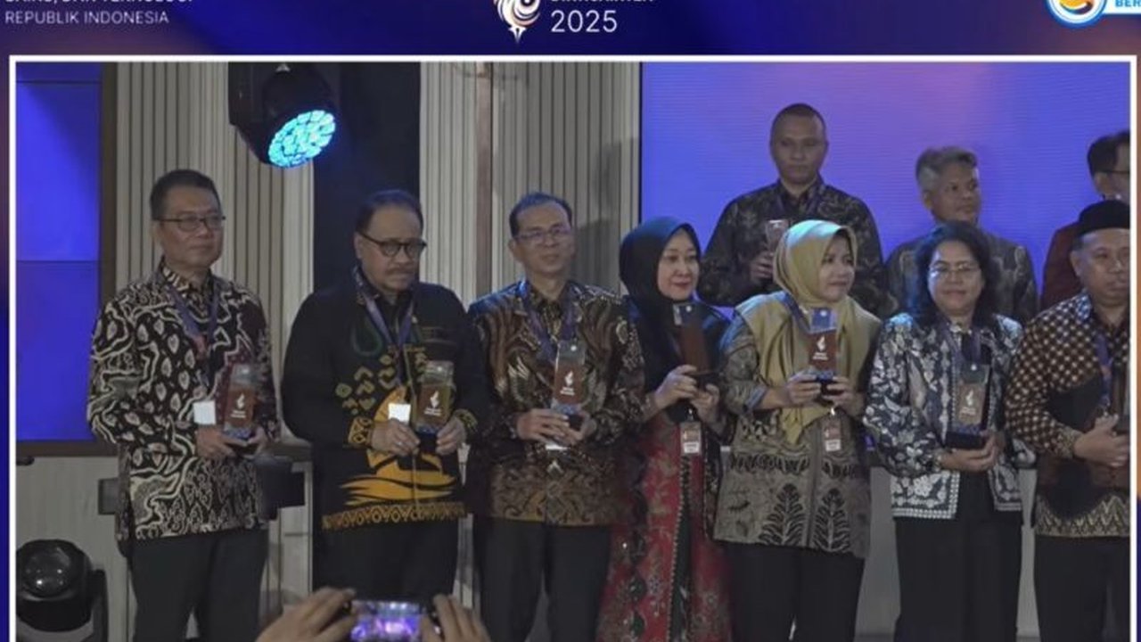 Universitas Muslim Indonesia (UMI) kembali menorehkan prestasi gemilang dengan UMI Raih Penghargaan Diktisaintek 2025, memboyong dua kategori bergengsi atas dedikasi dalam kerja sama industri dan komunikasi publik.