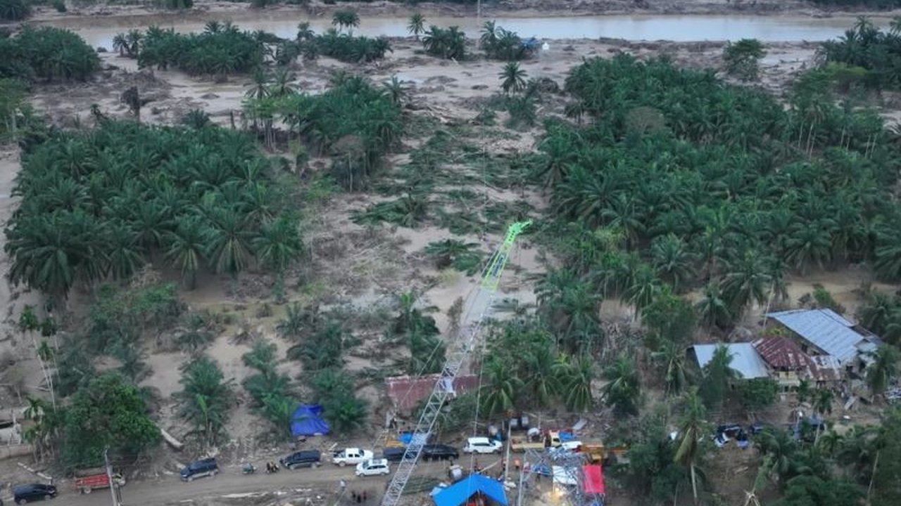 PT PLN menerapkan inovasi Crane Tower Darurat pada jaringan transmisi 150 kV Pangkalan Brandan–Langsa untuk mempercepat pemulihan listrik Aceh yang terdampak banjir, memastikan pasokan kembali normal secara bertahap.