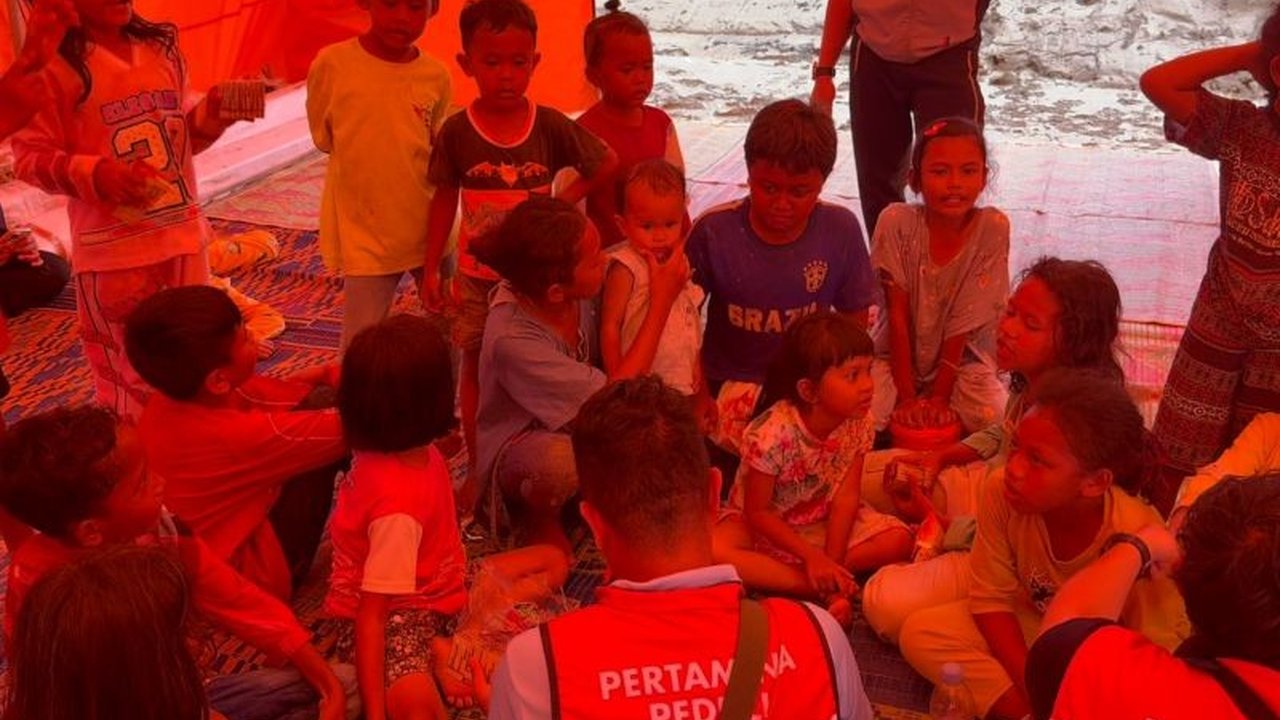 Relawan gabungan BNPB dan Pertamina berkolaborasi dalam upaya Pemulihan Trauma Anak Aceh Tamiang, mengembalikan keceriaan dan semangat pasca bencana banjir melalui permainan interaktif.