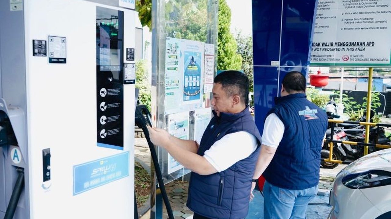 PT PLN (Persero) UID Lampung menyiagakan 64 SPKLU Natal dan Tahun Baru di 39 lokasi strategis untuk memastikan mobilitas kendaraan listrik lancar selama libur akhir tahun.